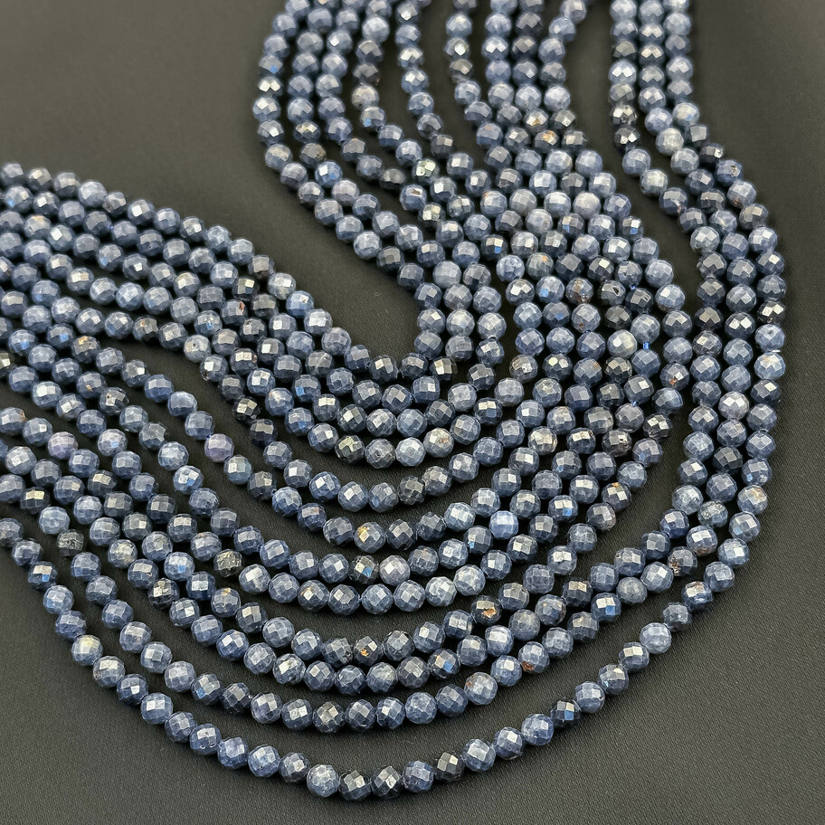 Сапфир (Корунд) в Микроогранке. Шар 4,7 мм. Нить 38 см